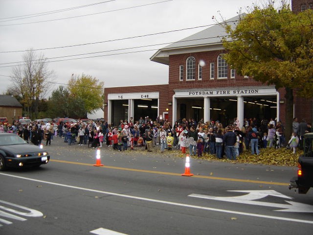 October 2004 - Crowd waiting for apparatus rides during the Halloween Party